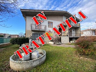 Villa in Vendita a Capriate San Gervasio, 359'000€, 390 m²