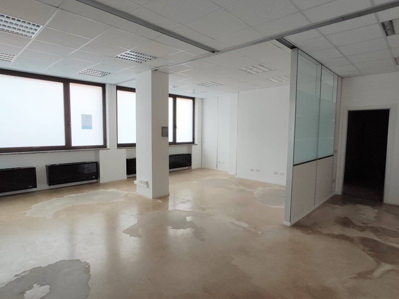 Ufficio in Affitto a Trezzo sull'Adda, 1'650€, 150 m²
