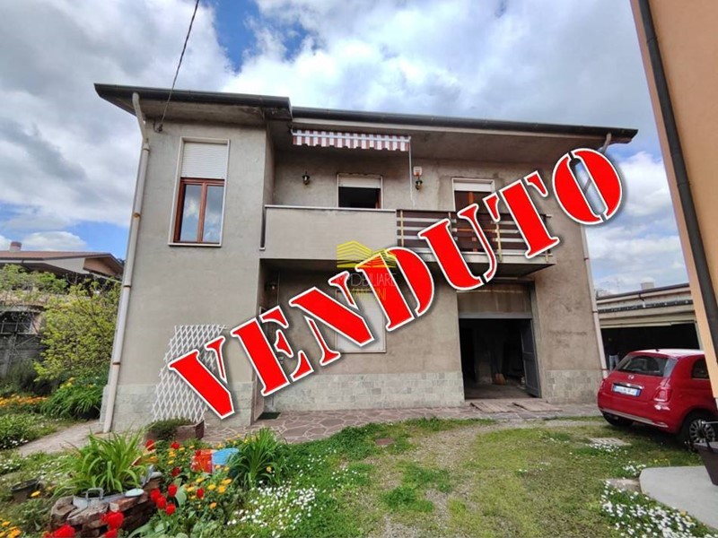 Villa in Vendita a Agrate Brianza, 249'000€, 204 m²
