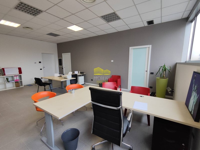 Ufficio in Vendita a Trezzo sull'Adda, 80'000€, 65 m²