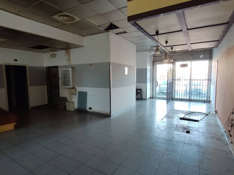Negozio in Vendita a Trezzo sull'Adda, 150'000€, 115 m²