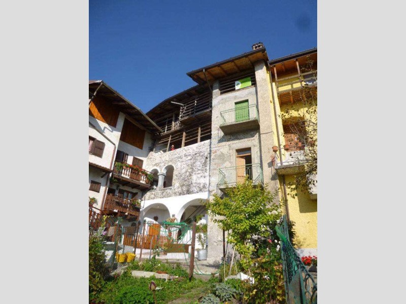 Casa Indipendente in Vendita a Bondone, 75'000€, 282 m²