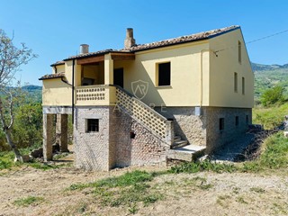 Casa Indipendente in Vendita a Montebello di Bertona, 200'000€, 198 m², con Box