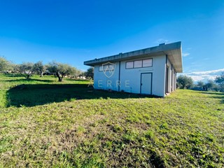 Monolocale in Vendita a Moscufo, 115'000€, 166 m², con Box