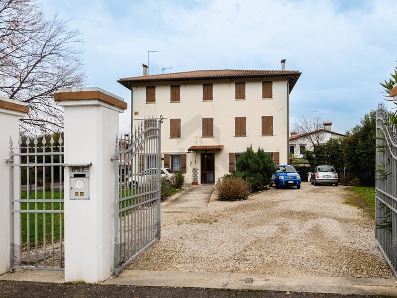 Casa Semi Indipendente in Vendita a Nervesa della Battaglia, 182'000€, 240 m²