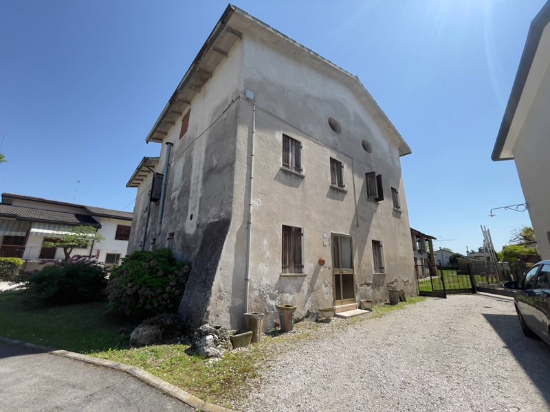 Rustico in Vendita a Maserada sul Piave, 160'000€, 600 m²
