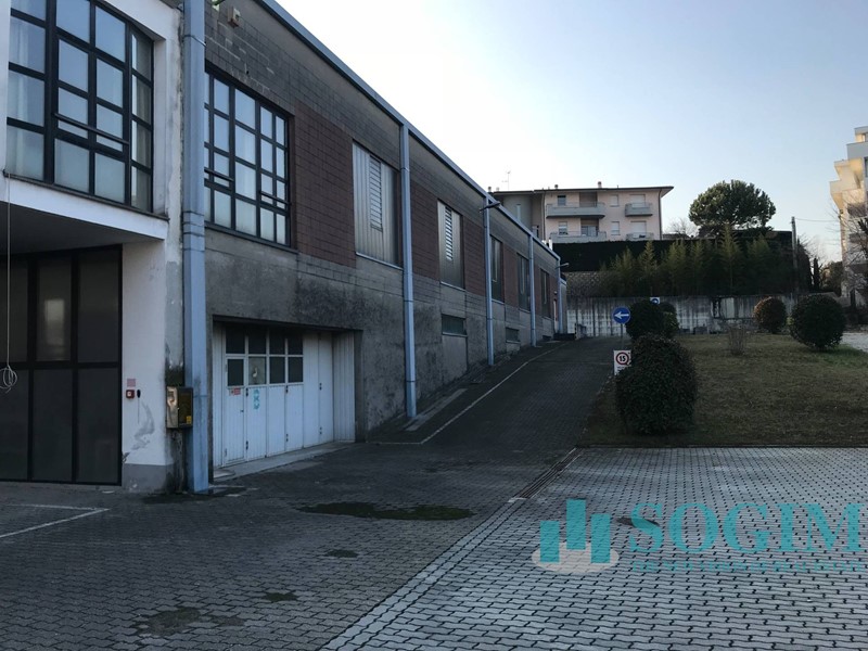 Capannone in Vendita a Cantù, 1'650'000€, 1850 m²