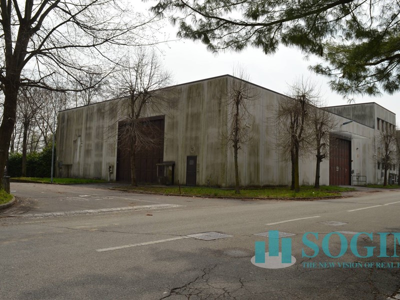 Capannone in Vendita a Olgiate Comasco, 1'150'000€, 1208 m²