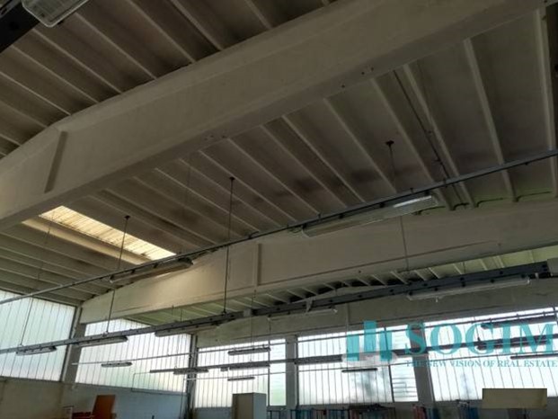 Capannone in Vendita a Cantù, 380'000€, 1100 m²