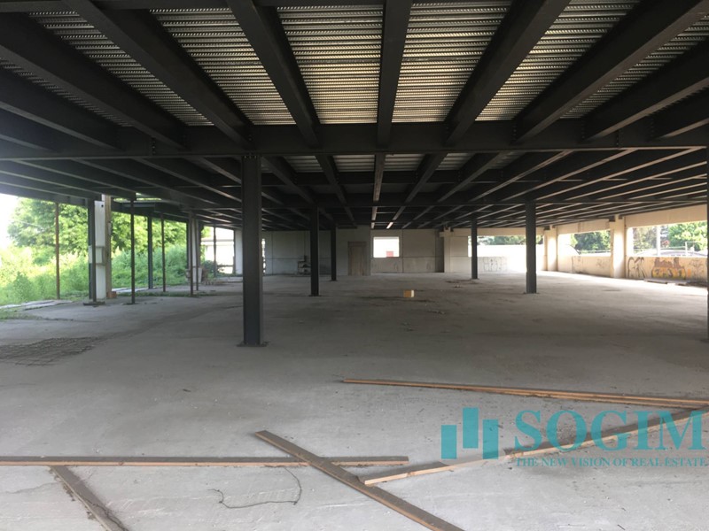 Immobile commerciale in Affitto a Cermenate, 6'500€, 600 m²