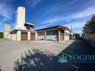 Capannone in Vendita a Cantù, 1'950'000€, 2600 m²