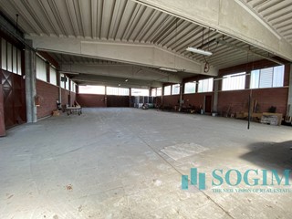 Capannone in Vendita a Cantù, 490'000€, 1300 m²