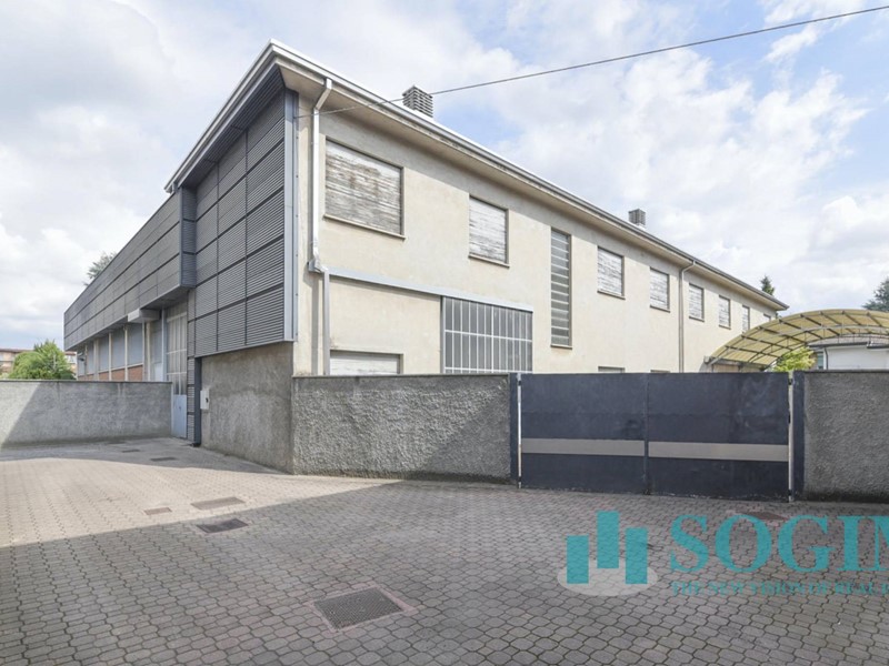 Capannone in Vendita a Cantù, 1'200'000€, 3000 m²