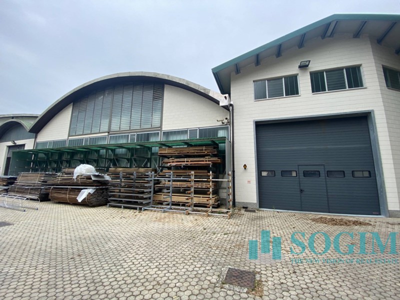 Capannone in Affitto a Cantù, 4047 m²