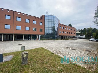 Ufficio in Affitto a Cantù, 48'550€, 3884 m²