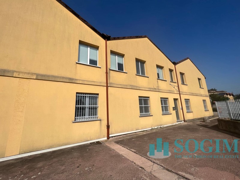 Ufficio in Affitto a Bregnano, 1'250€, 130 m²