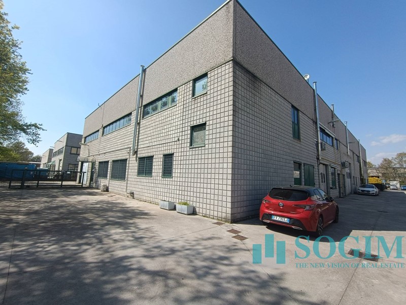 Magazzino in Affitto a Lurago Marinone, 1'000€, 300 m²