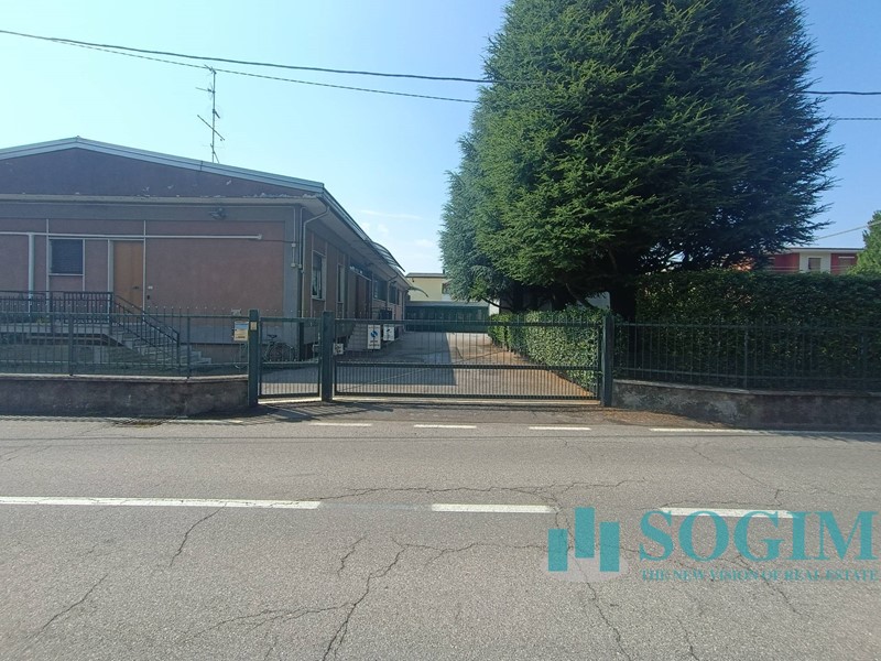 Capannone in Vendita a Rovellasca, 470'000€, 949 m²