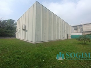 Capannone in Vendita a Oltrona di San Mamette, 320'000€, 450 m²