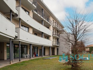 Negozio in Affitto a Carugo, 1'100€, 95 m²