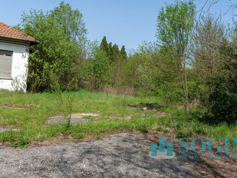 Terreno industriale in Vendita a Cantù, 485'000€, 6151 m²