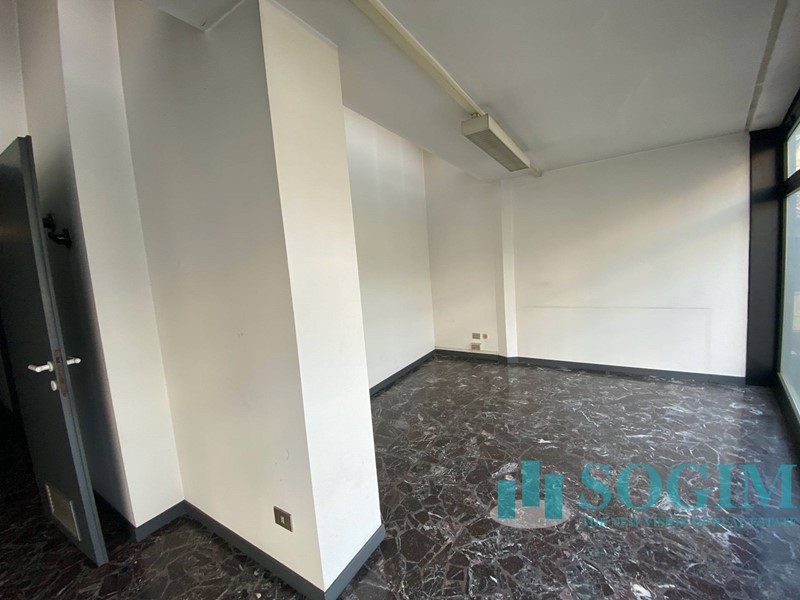 Ufficio in Affitto a Cantù, 4'170€, 634 m²