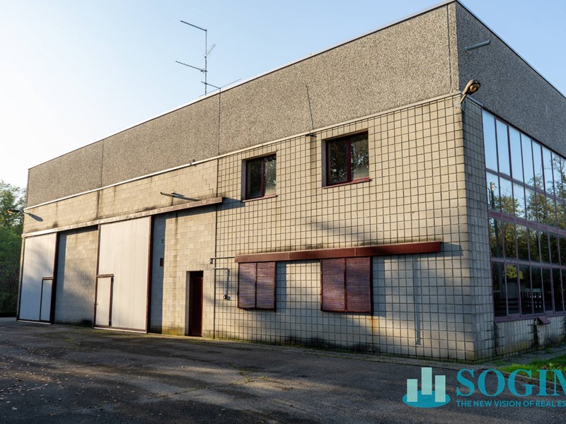 Capannone in Vendita a Locate Varesino, 600'000&euro;, 670 m²