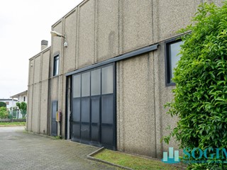 Capannone in Vendita a Mozzate, 250'000€, 580 m²