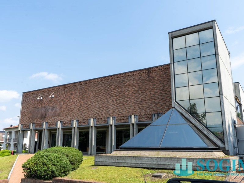 Immobile commerciale in Affitto a Alzate Brianza, 12'500€, 1630 m²