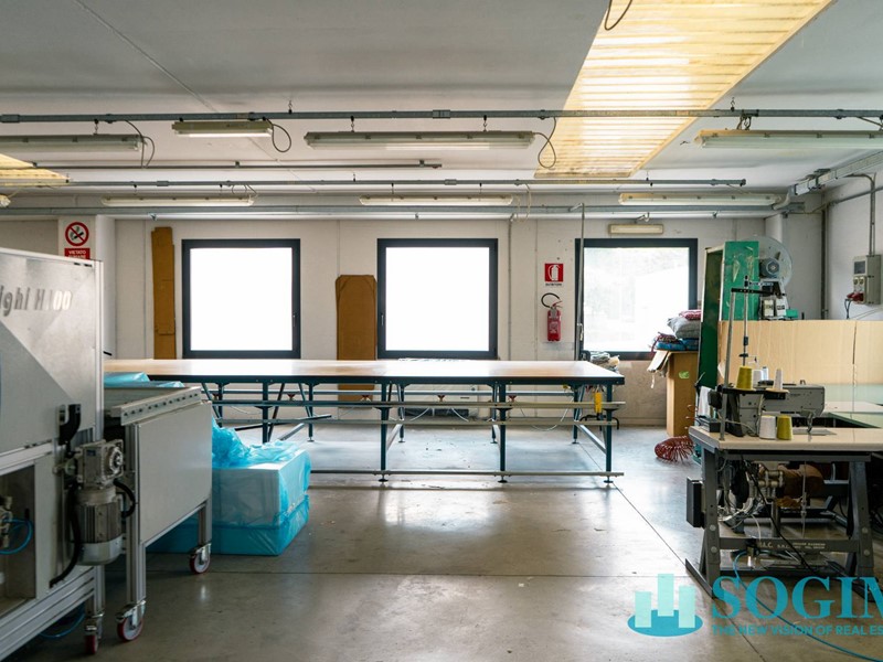 Capannone in Vendita a San Fermo della Battaglia, 770'000€, 1232 m²