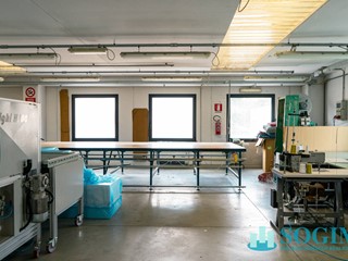 Capannone in Vendita a San Fermo della Battaglia, 770'000€, 1232 m²