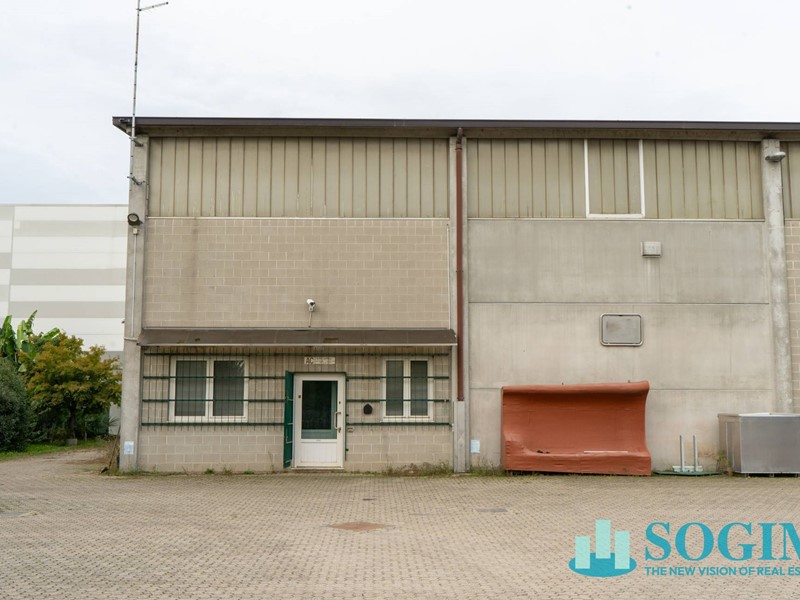 Capannone in Vendita a Turate, 1'950'000€, 2485 m²