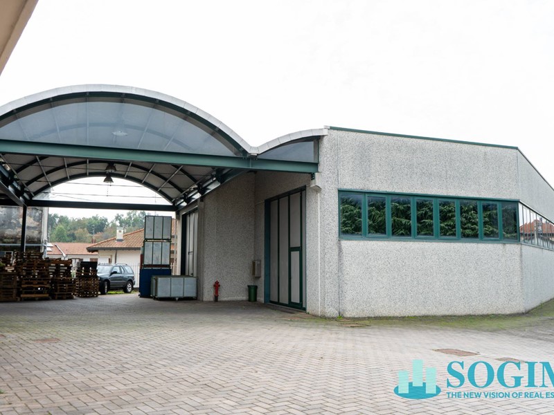Capannone in Vendita a Cadorago, 890'000€, 2165 m²