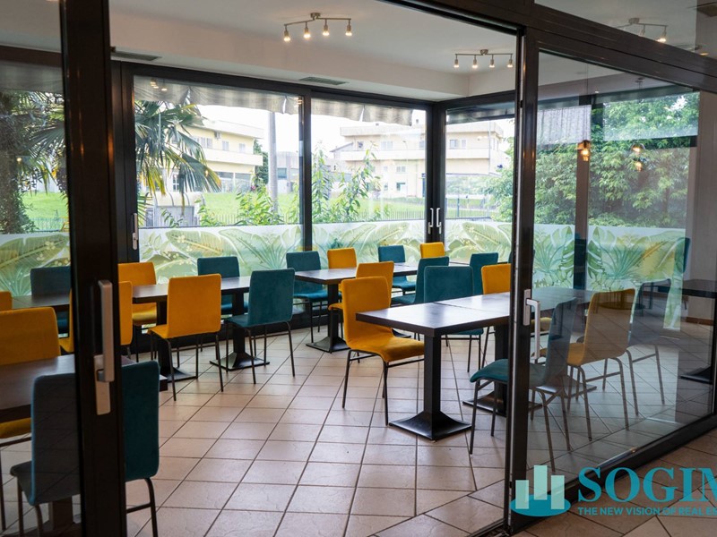 Immobile commerciale in Vendita a Cucciago, 500'000€, 300 m²
