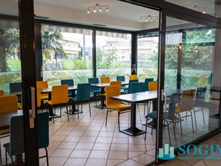 Immobile commerciale in Vendita a Cucciago, 500'000€, 300 m²