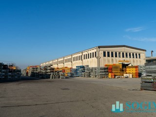 Capannone in Vendita a Turate, 4'400'000€, 3750 m²