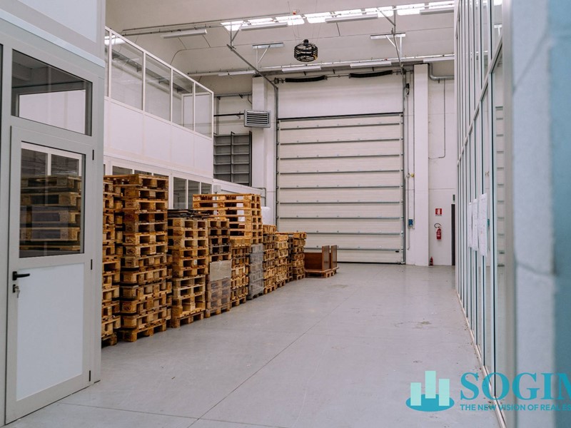 Capannone in Vendita a Cantù, 780'000€, 950 m²