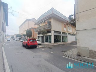 Immobile commerciale in Affitto a Lurate Caccivio, 2'000€, 165 m²