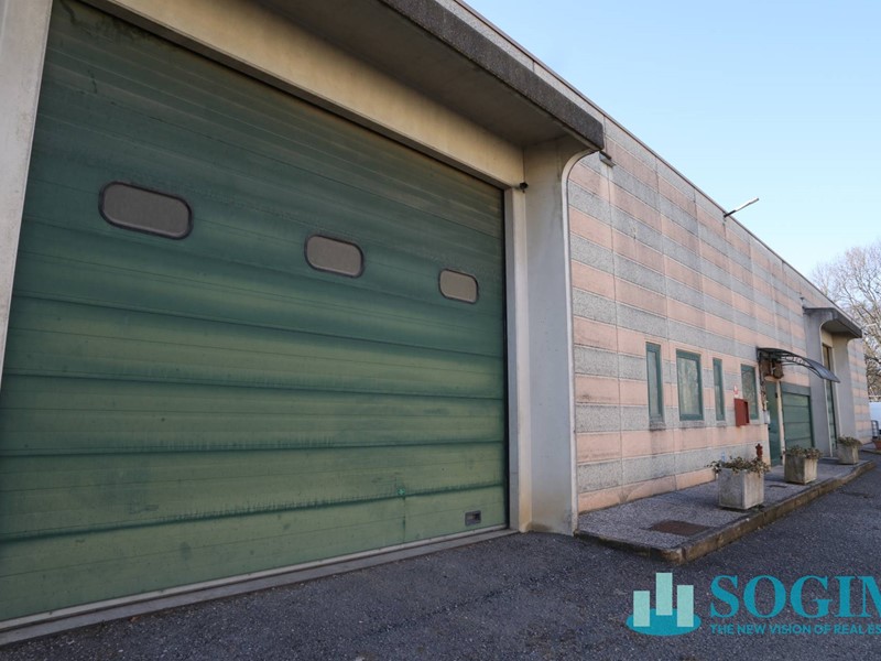 Capannone in Vendita a Brenna, 1'100'000€, 1397 m²