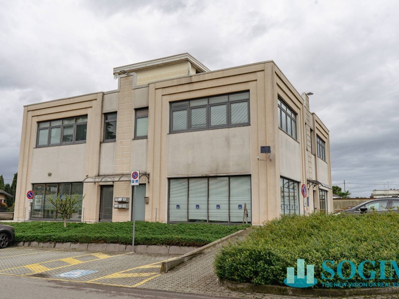 Ufficio in Affitto a Fenegrò, 3'250€, 335 m²