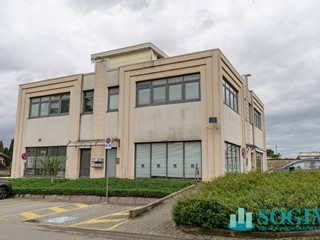 Ufficio in Affitto a Fenegrò, 3'250€, 335 m²