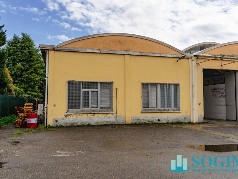 Capannone in Vendita a Lonate Ceppino, 340'000€, 870 m²
