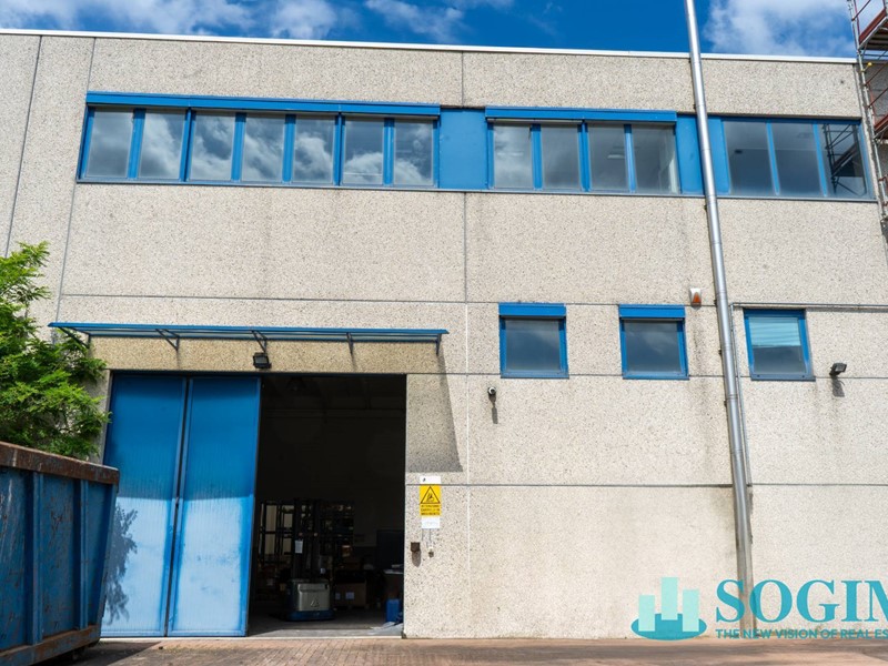 Capannone in Vendita a Albese con Cassano, 850'000€, 1130 m²