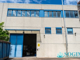 Capannone in Vendita a Albese con Cassano, 850'000€, 1130 m²