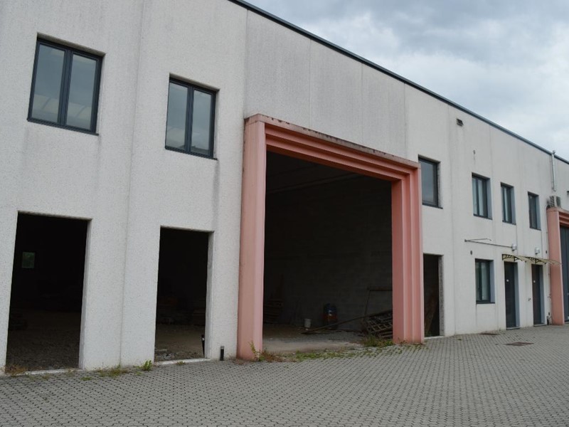 Capannone in Vendita a Cantù, 520'000€, 650 m²
