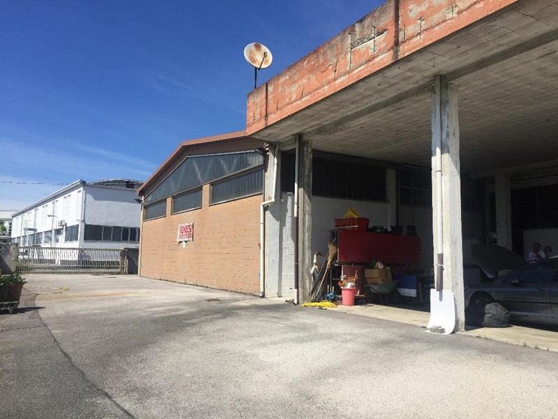 Capannone in Vendita a Carugo, 950'000&euro;, 900 m²