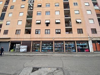 Immobile commerciale in Vendita a Roma, 200'000€, 215 m²