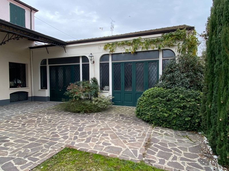 Immobile commerciale in Vendita a Mirandola, 150'000€, 135 m²