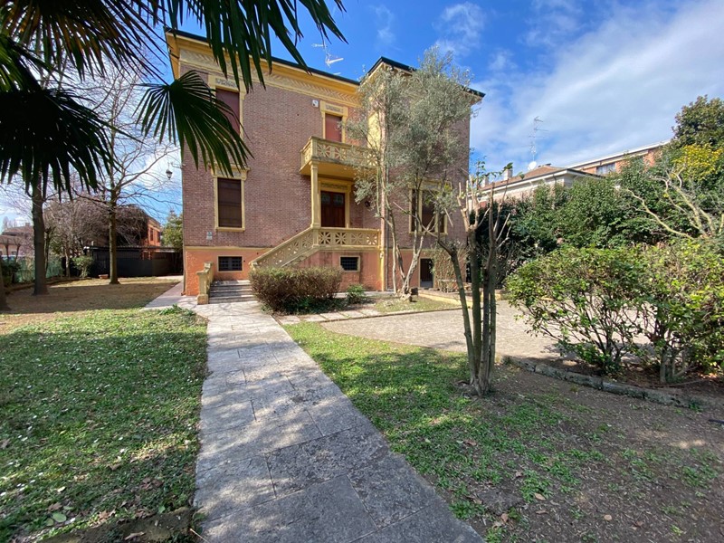 Villa in Vendita a Mirandola, 335'000€, 447 m²