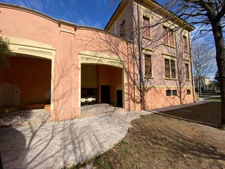 Villa in Vendita a Mirandola, 335'000€, 447 m²